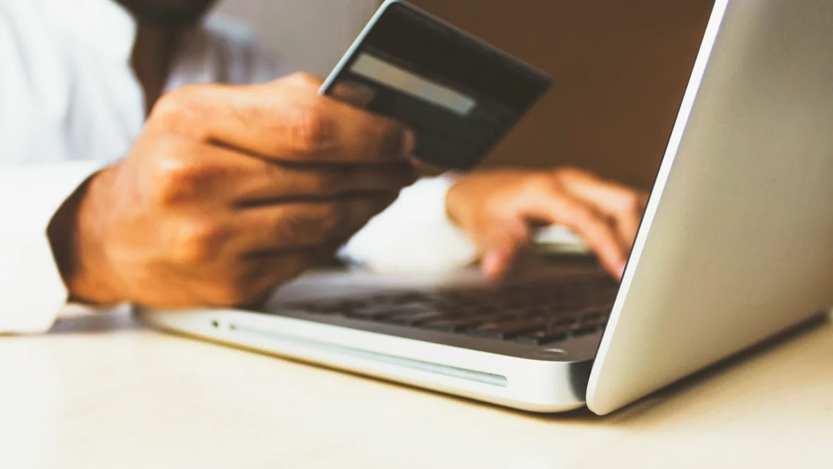 Transaksi pembayaran digital dan pembelian dalam aplikasi melalui telefon pintar