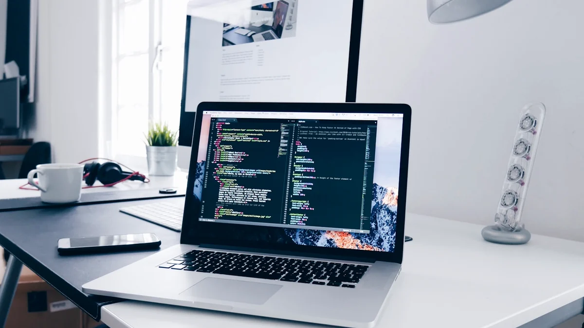 Pembangun menaip kod Flutter dan menguji aplikasi secara langsung